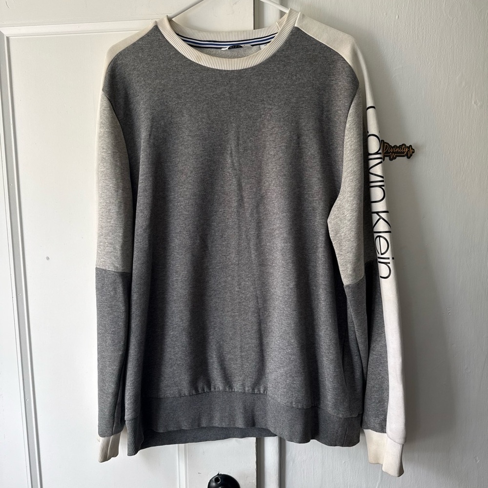 Calvin Klein Men's Gray and Cream Crewneck Sweater